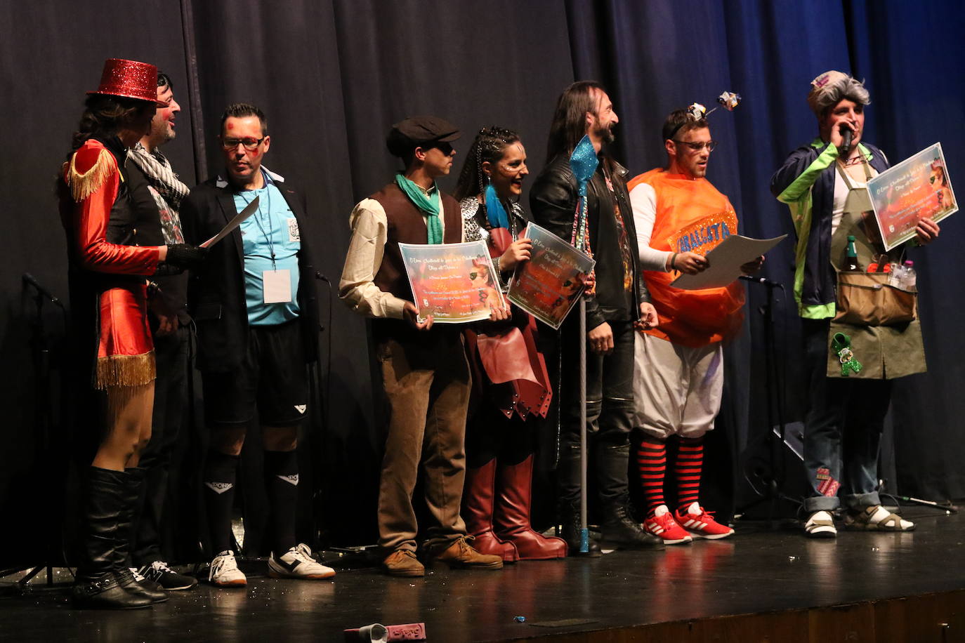 Las murgas despliegan su ironía, genialidad y humor sobre el escenario del cine-teatro Balboa