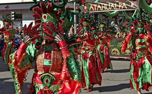 El desfile de comparsas llenó de ritmo y color a Badajoz con más de 10.000 participantes