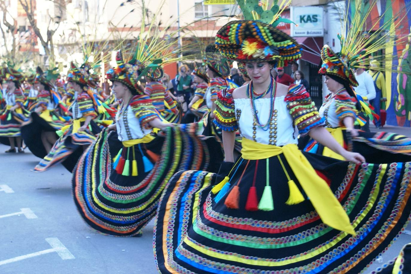 Lleno absoluto en el desfile de carrozas y comparsas en Navalmoral