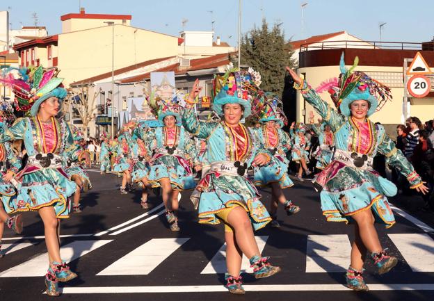 Los Danzarines Emeritenses se alzan con el primer premio del pasacalles