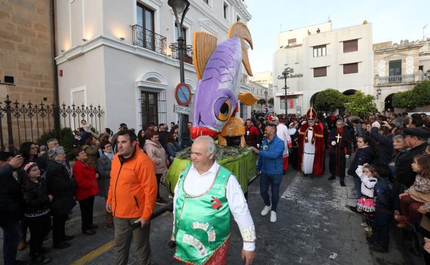 Los carnavaleros emeritenses lloran a su Sardina y la despiden quemándola en el Guadiana