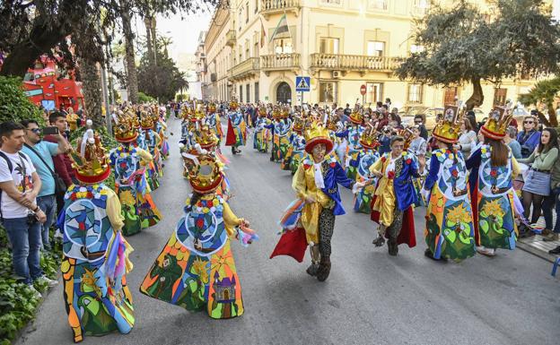 Diecisiete comparsas infantiles participan en el primer desfile en la avenida de Huelva