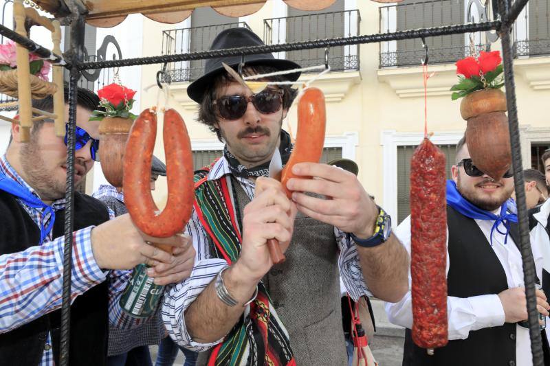 Miles de personas festejan 'La pedida de la patatera' en Malpartida de Cáceres
