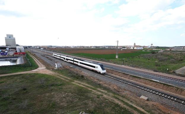 Las piedras en el camino del tren rápido en Extremadura
