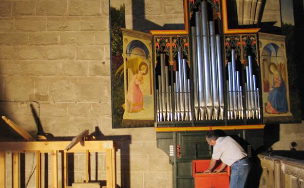 El órgano de Garrovillas está situado en el coro alto de la iglesia parroquial de Santa María de la Consolación. /HOY