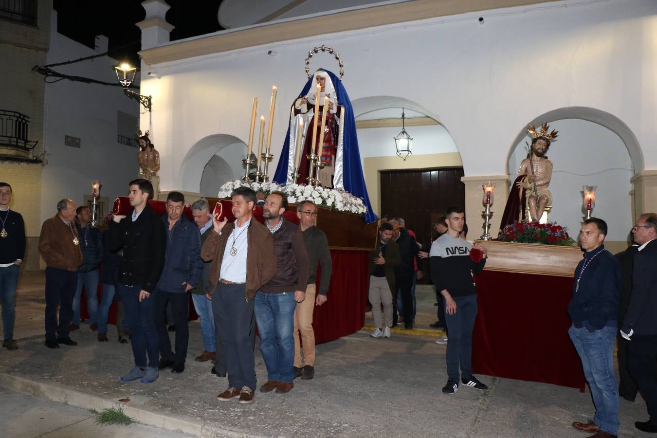 Numerosos fieles acompañaron el Solemne Traslado con velas encendidas