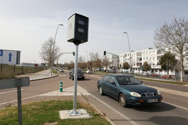 El radar instalado en la avenida Reina Sofía de Mérida multará desde el primer día