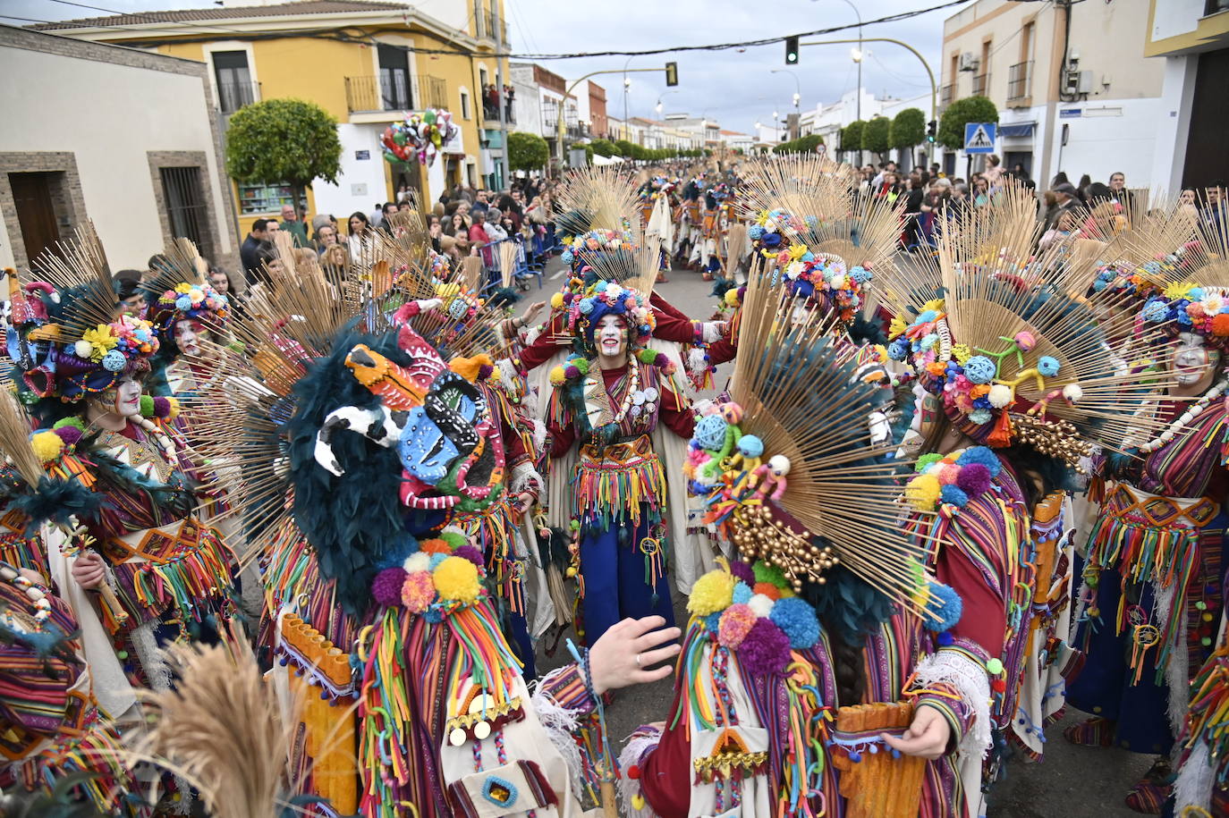 Desfile de comparsas en Talavera la Real