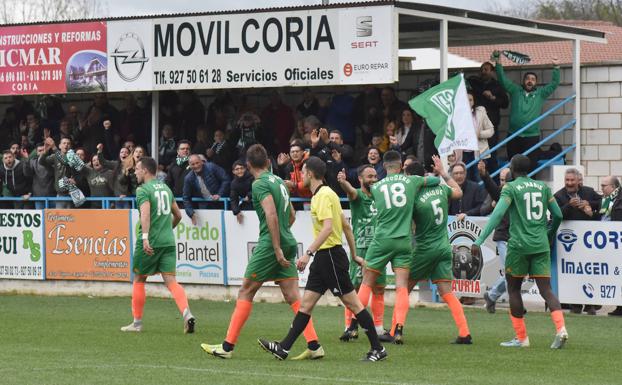 El Villanovense asalta el liderato