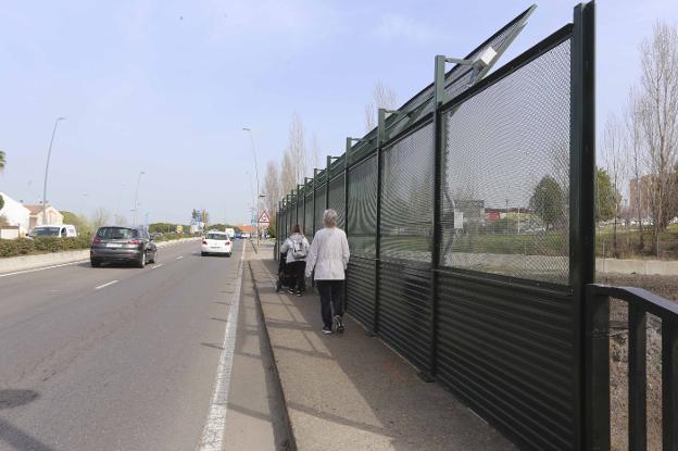 Adif instala en un tramo de la avenida Reina Sofía de Mérida un sistema de detección de caída de objetos