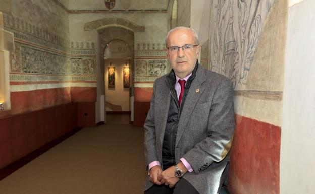 Santos Benítez analiza la figura de Juana La Loca en Badajoz