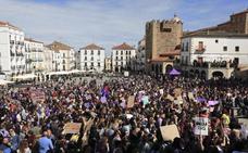 Miles de personas se suman a las marchas feministas por toda la región