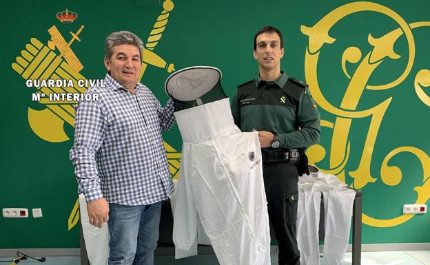 Apicultores cacereños donan a la Guardia Civil de Cáceres tres trajes de protección