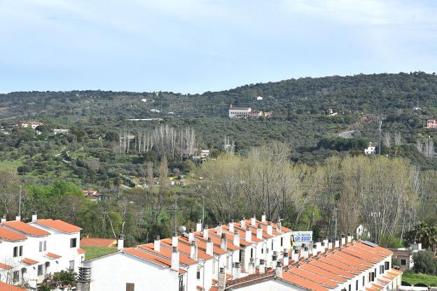La Junta tramita el proyecto turístico de Robe Iniesta para la sierra de Santa Bárbara de Plasencia