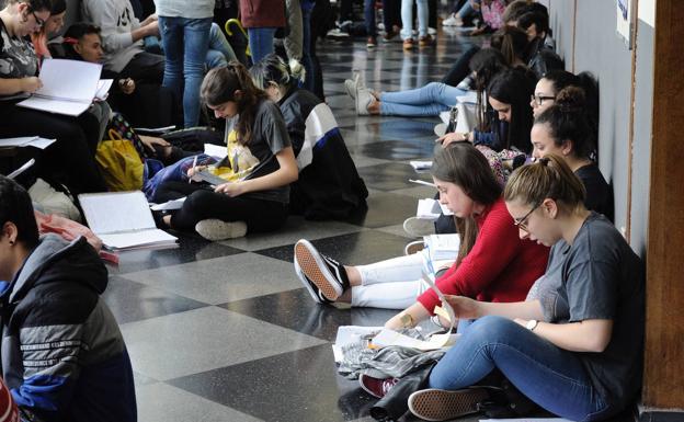 La crisis del coronavirus obliga a aplazar los exámenes de selectividad