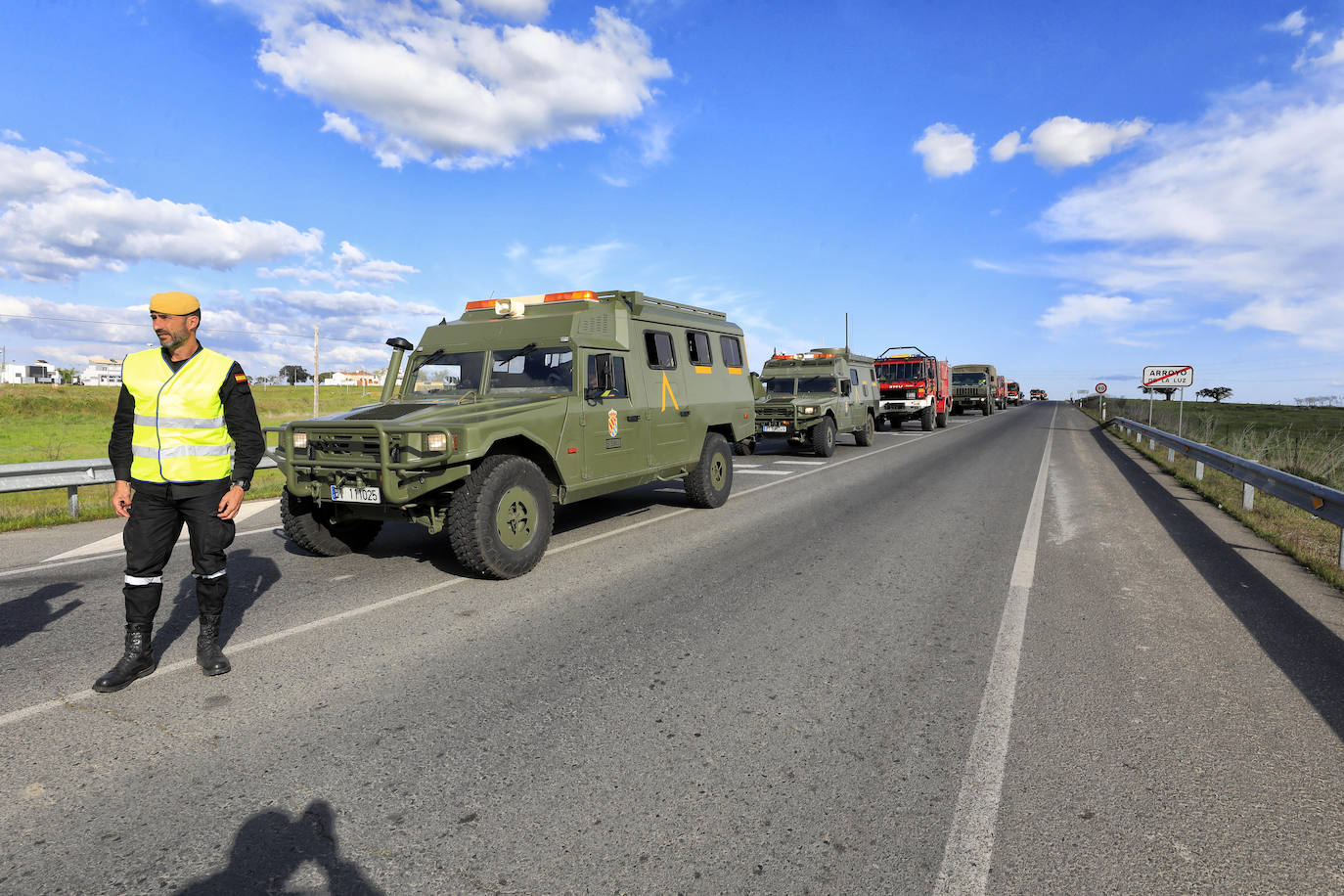 La UME se despliega por Arroyo de la Luz para desinfectar las calles y el mobiliario