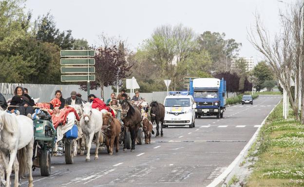 La policía escolta hasta Portugal a una caravana de nómadas que intentaba acampar en Badajoz