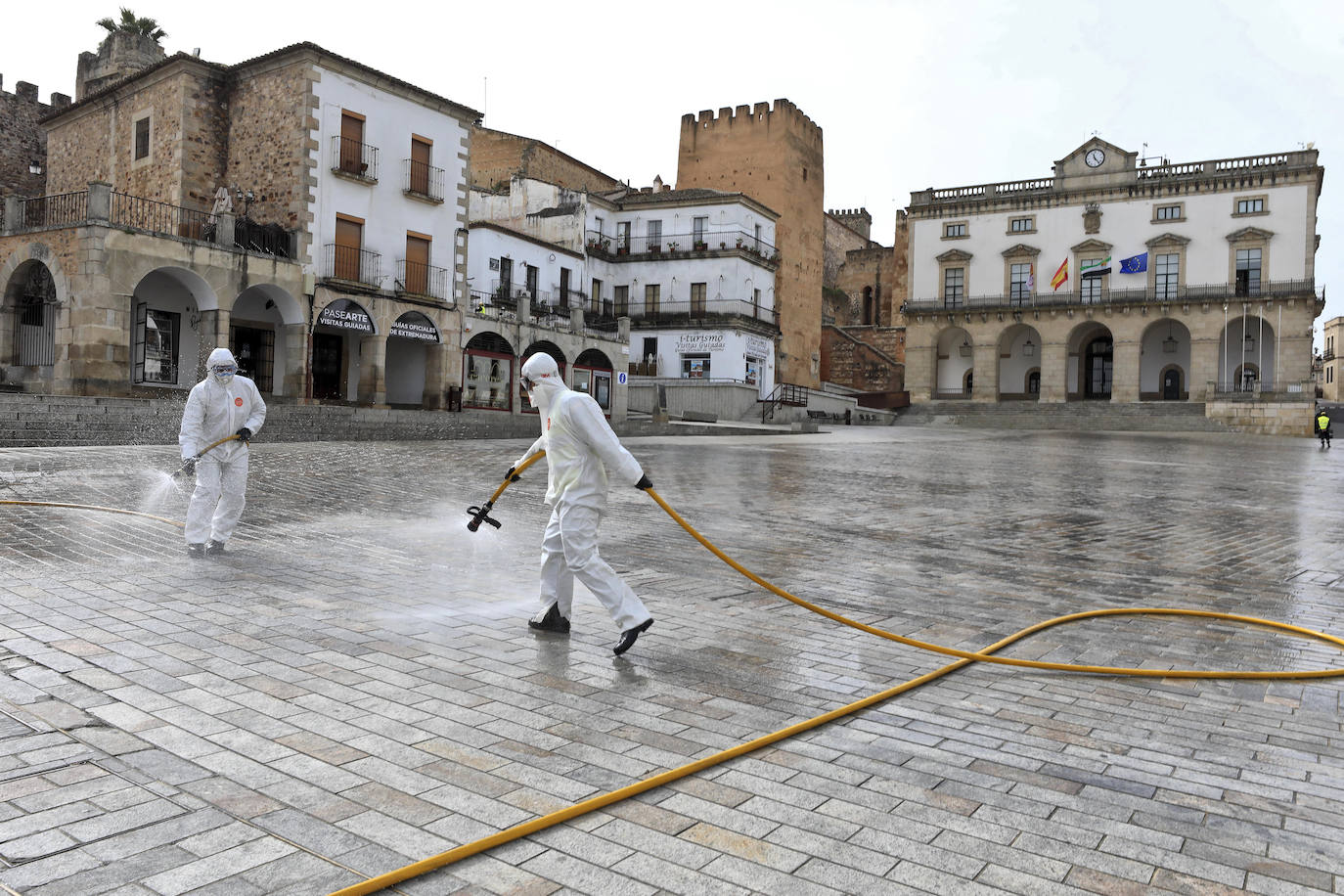 La UME limpia y desinfecta estaciones de Cáceres y varias calles del centro y el casco antiguo