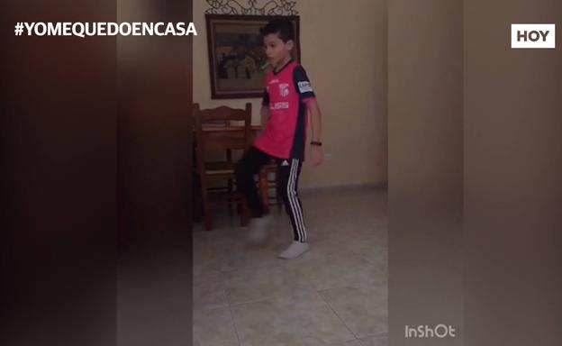 Jugando al fútbol con papel higiénico