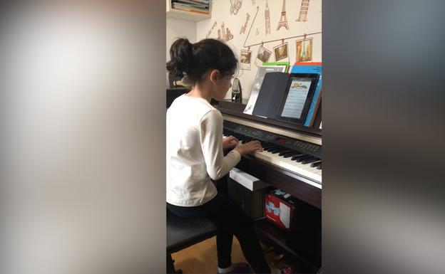 Emma toca el piano en Badajoz