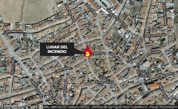 El incendio de un vehículo por la noche provoca daños en una vivienda en Cabeza del Buey