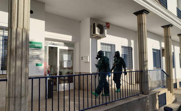 Así desinfectaron los militares la residencia de Santiago de Alcántara