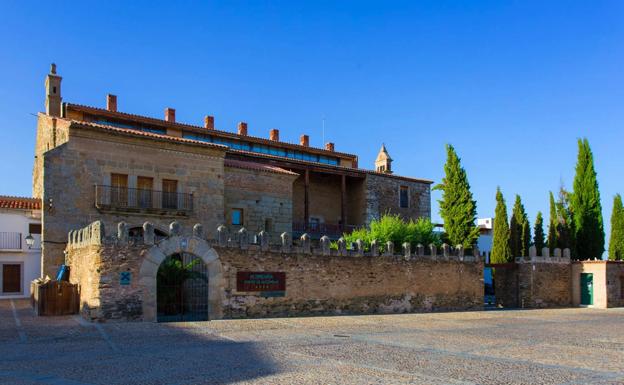 La red de hospederías de la Junta pone a disposición del SES 270 habitaciones