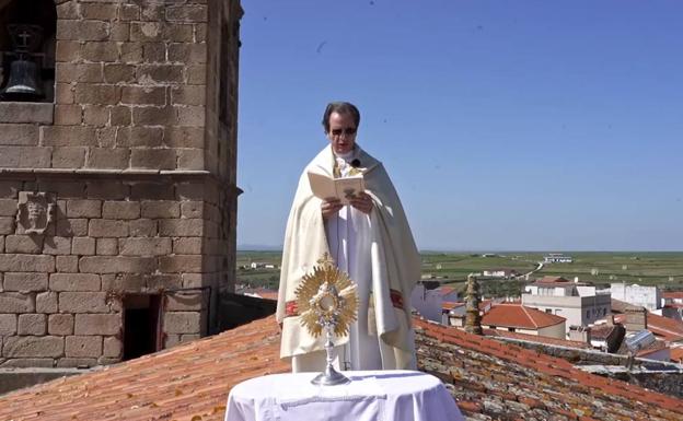 El párroco de Arroyo: «He bendecido los cuatro puntos cardinales desde el tejado de la iglesia»