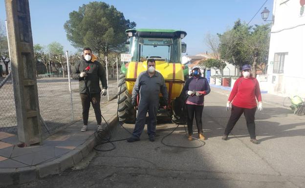 El alcalde de Huélaga desinfecta con su propio tractor este municipio cacereño
