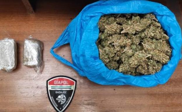 Los paran en Badajoz por ir dos personas delante en el coche y les encuentran medio kilo de droga