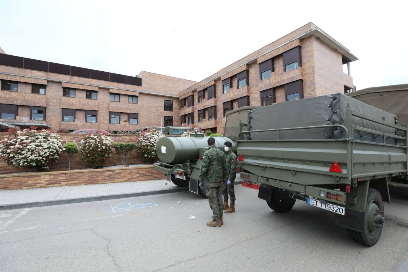 La Brigada Extremadura XI desinfecta la residencia de mayores Rosalba de Mérida
