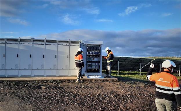 La mayor fotovoltaica de Europa, en suelo extremeño, empieza a producir energía