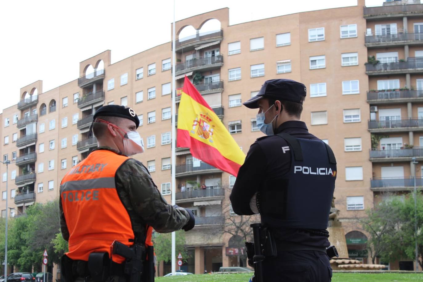 Militares y agentes de la Policía Nacional patrullan juntos por Badajoz