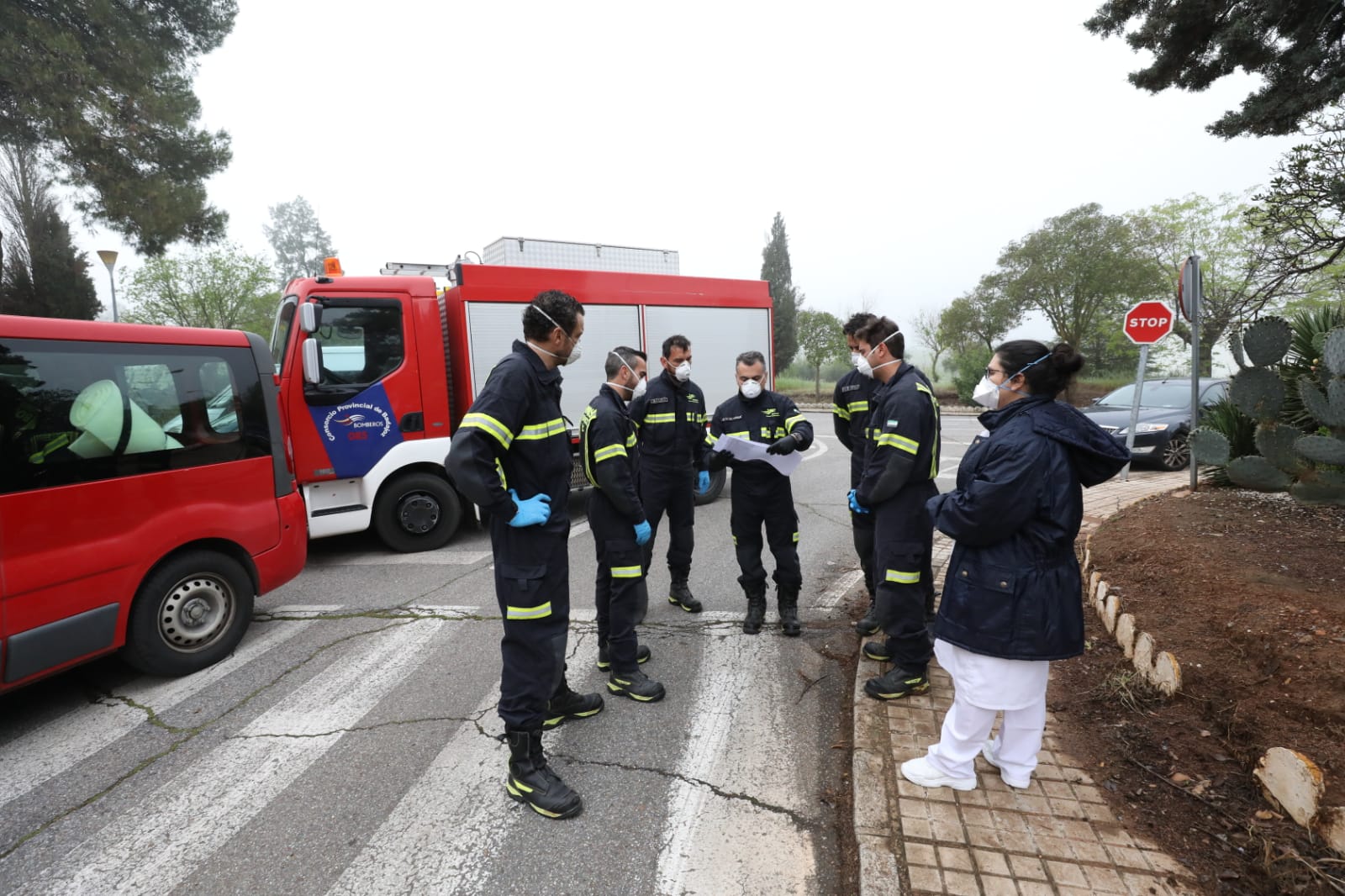 Los bomberos desinfectan el centro sociosanitario de Mérida, que sufre un brote de Covid-19