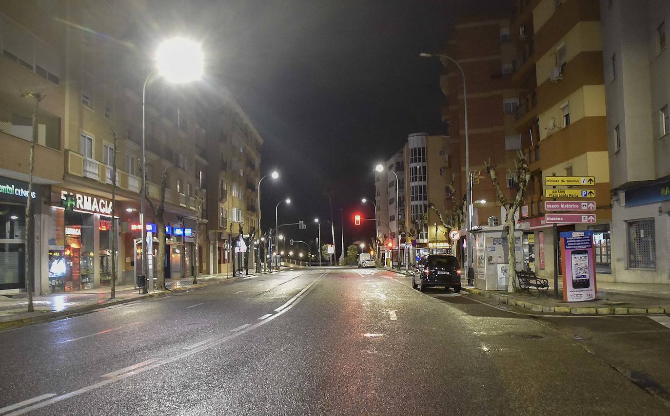El confinamiento de la población vacía las calles de Badajoz en plena Semana Santa