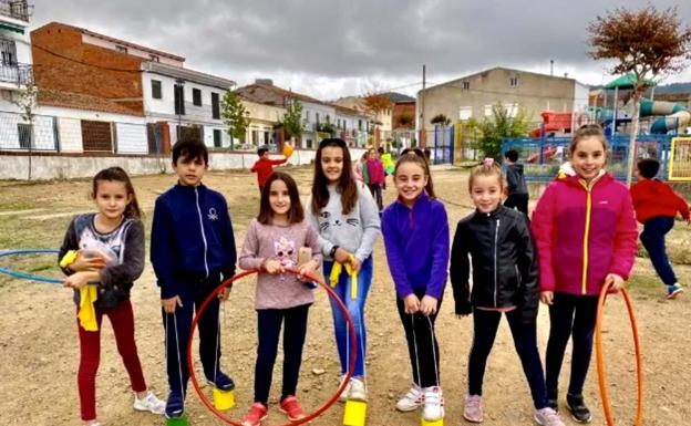 Las gemelas Laura y Lidia dedican una canción a sus compañeros de colegio