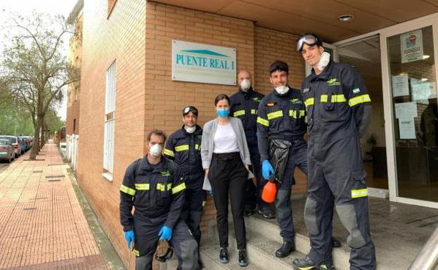 Los bomberos desinfectan residencias de mayores en la provincia de Badajoz