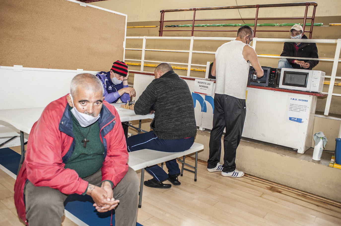 Así viven 50 personas en el polideportivo Las Palmeras en Badajoz