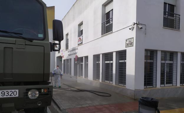La Brigada Extremadura XI desinfecta las residencias de Montijo y Santiago de Alcántara