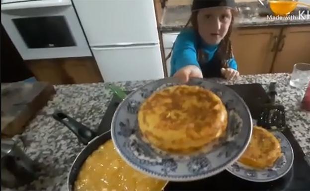 #HOYmequedoencasa | Laura, de 7 años, cocina una tortilla de patatas