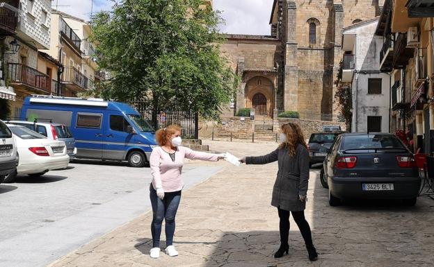 Torre de Don Miguel entrega mascarillas de máxima protección a sus vecinos