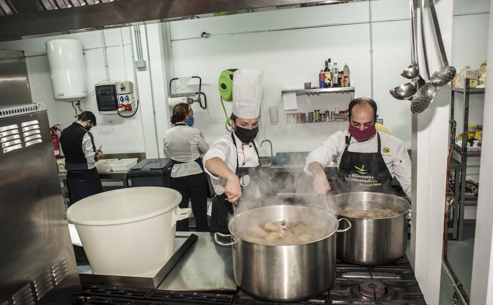 16 cocineros contra el virus del hambre