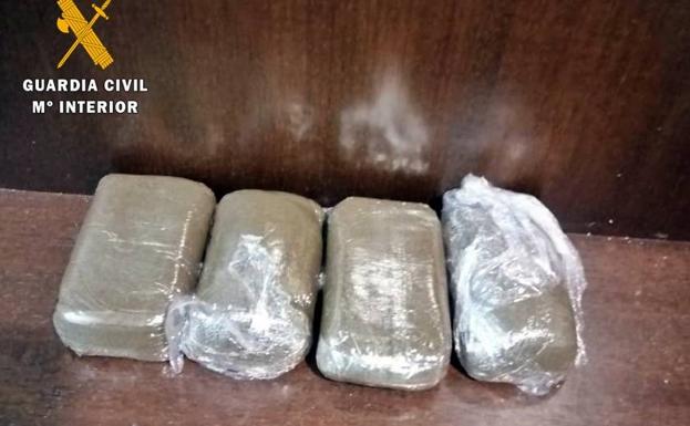 Un perro de la Guardia Civil localiza hachís camuflado en un coche en Puebla de Sancho Pérez