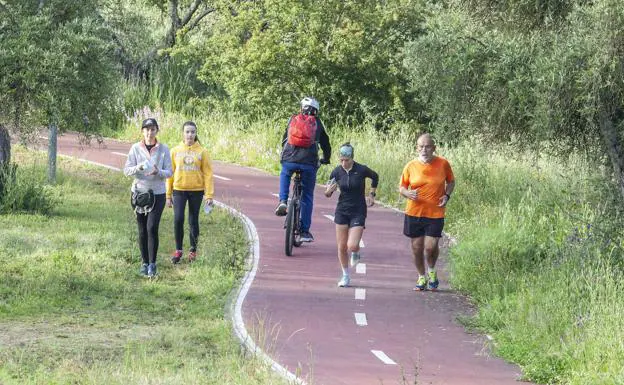 Los cacereños se echan a la calle el primer día de la desescalada