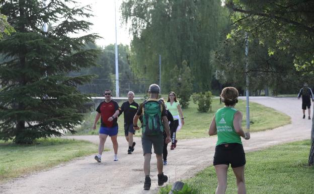 Cientos de corredores y paseantes llenan las zonas verdes y los puentes de Mérida