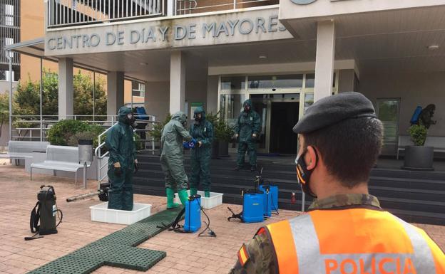 La Brigada Extremadura vuelve a Cáceres para desinfectar una residencia de mayores