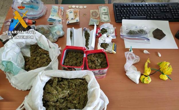 Detenido un vecino de Alburquerque con 1.500 dosis de marihuana, hachís y cocaína en su coche