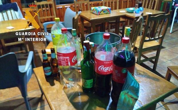 Denuncian a seis personas que estaban de fiesta en un bar de Albalá durante el estado de alarma