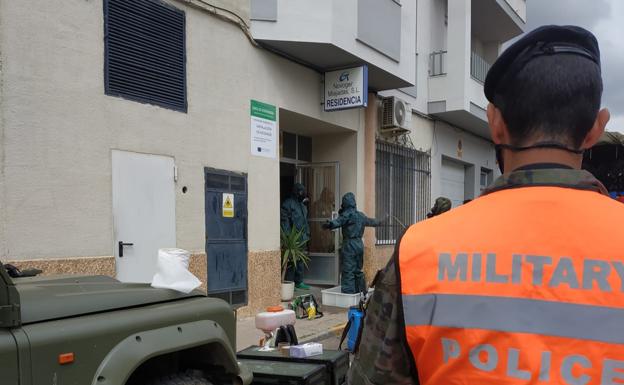 Los militares vuelven a desinfectar la residencia de Arroyo de la Luz