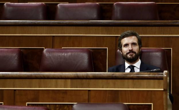 Casado equipara el alojamiento de Ayuso con el de Calvo en una vivienda pública